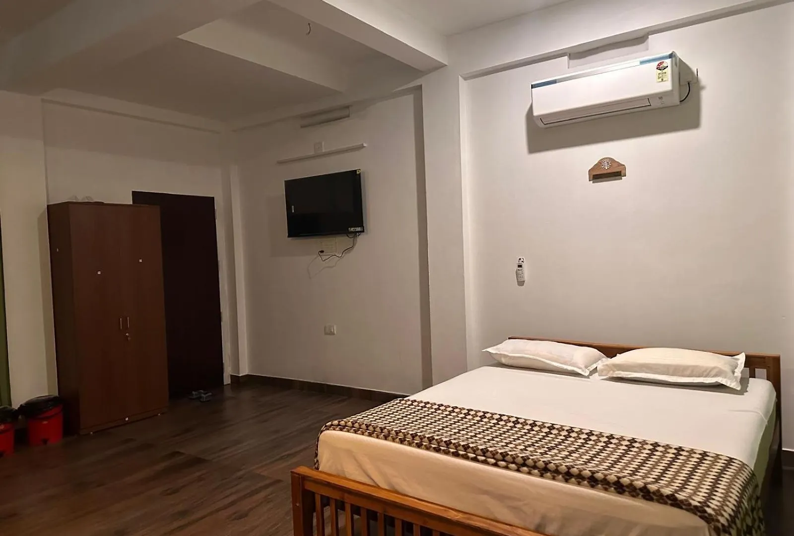 Db Guest House Arimpur - Unmarried Couples And Stag Groups Not Allowed Thrissur India